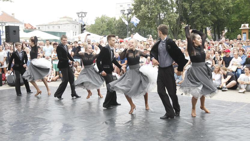 Uostamiestis skendi muzikos ir šokių garsuose