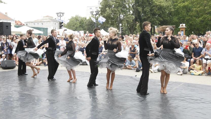 Uostamiestis skendi muzikos ir šokių garsuose