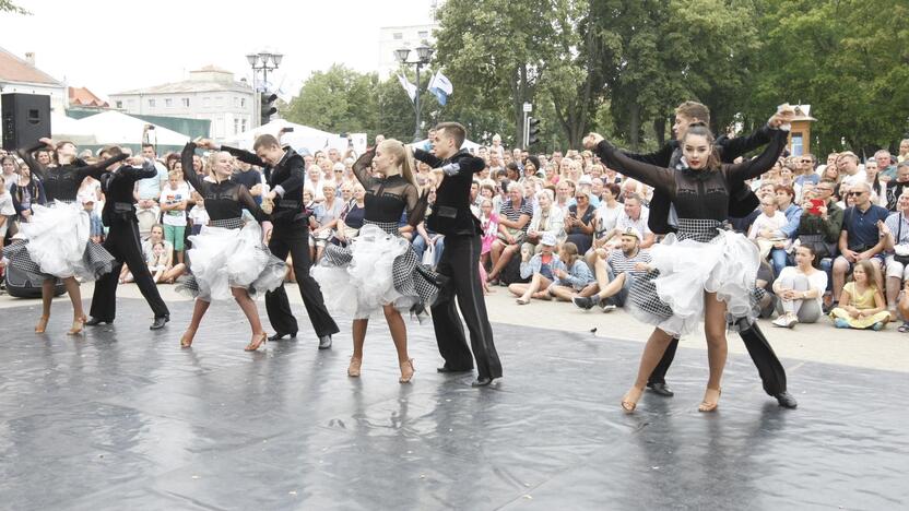 Uostamiestis skendi muzikos ir šokių garsuose