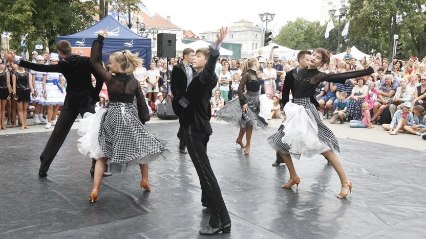 Uostamiestis skendi muzikos ir šokių garsuose