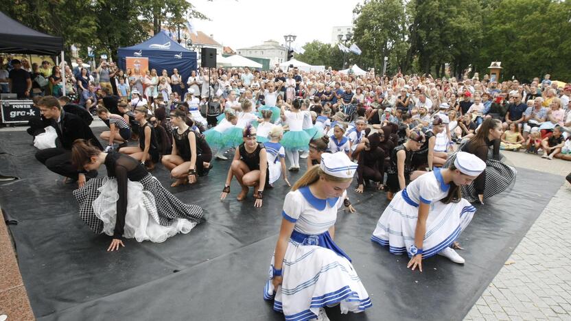 Uostamiestis skendi muzikos ir šokių garsuose