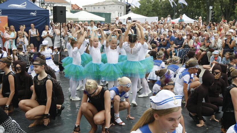 Uostamiestis skendi muzikos ir šokių garsuose