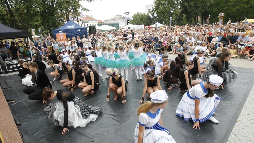 Uostamiestis skendi muzikos ir šokių garsuose