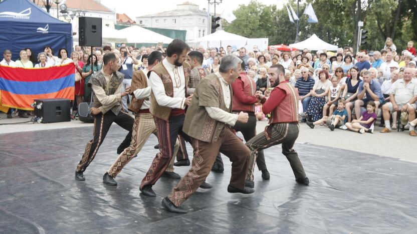 Uostamiestis skendi muzikos ir šokių garsuose