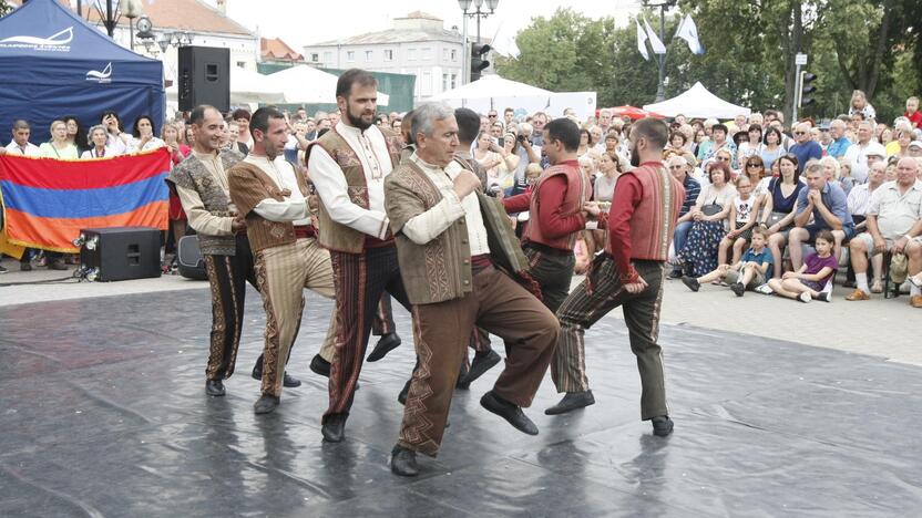 Uostamiestis skendi muzikos ir šokių garsuose