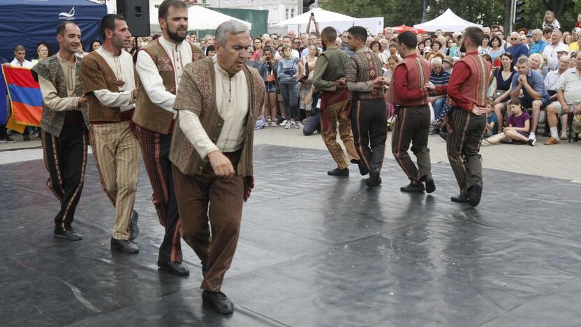 Uostamiestis skendi muzikos ir šokių garsuose