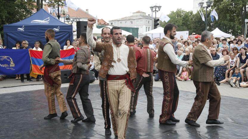 Uostamiestis skendi muzikos ir šokių garsuose