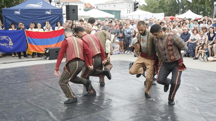 Uostamiestis skendi muzikos ir šokių garsuose