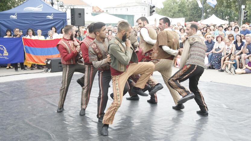 Uostamiestis skendi muzikos ir šokių garsuose