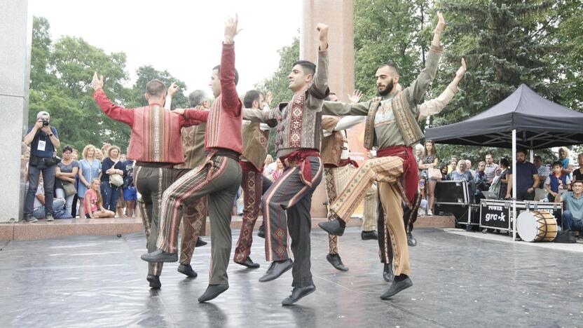 Uostamiestis skendi muzikos ir šokių garsuose