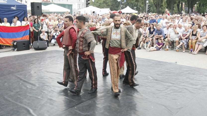 Uostamiestis skendi muzikos ir šokių garsuose