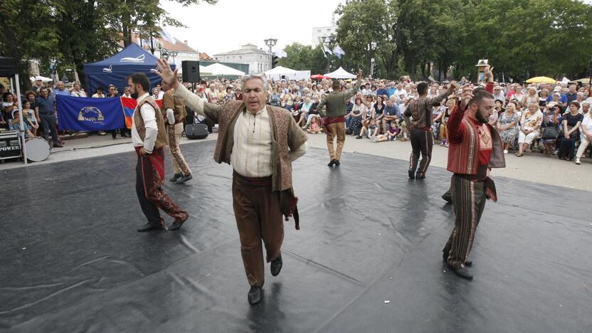 Uostamiestis skendi muzikos ir šokių garsuose