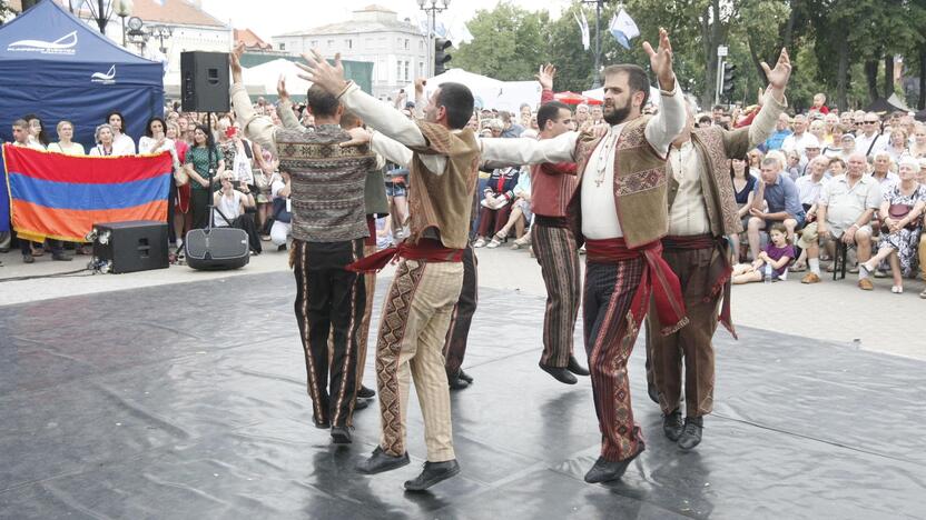 Uostamiestis skendi muzikos ir šokių garsuose