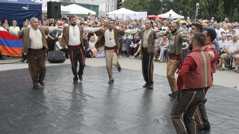 Uostamiestis skendi muzikos ir šokių garsuose