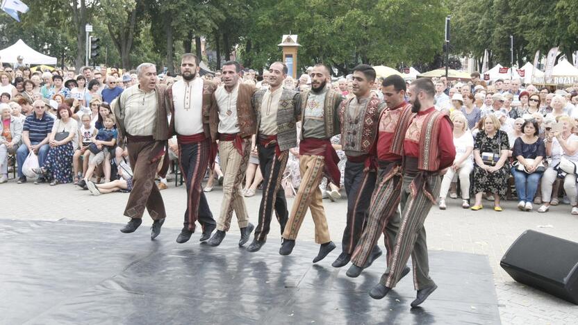 Uostamiestis skendi muzikos ir šokių garsuose