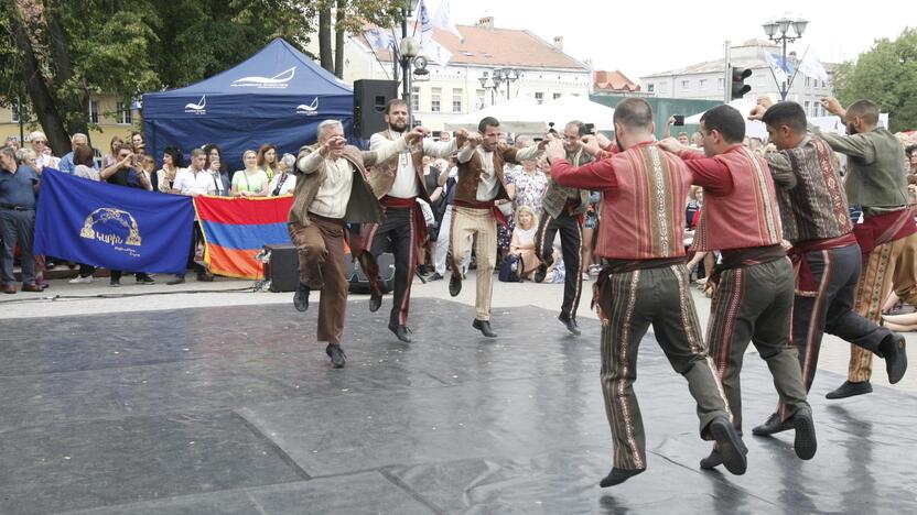 Uostamiestis skendi muzikos ir šokių garsuose