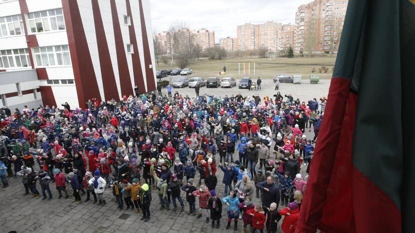 Mokinių šokis Kovo 11-osios proga