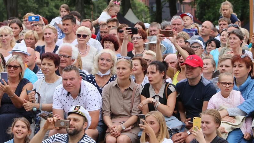 Uostamiestis skendi muzikos ir šokių garsuose