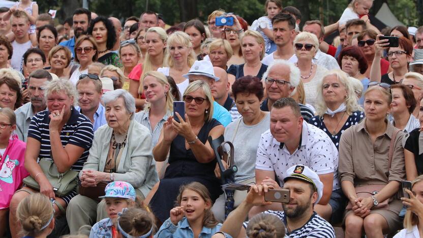 Uostamiestis skendi muzikos ir šokių garsuose