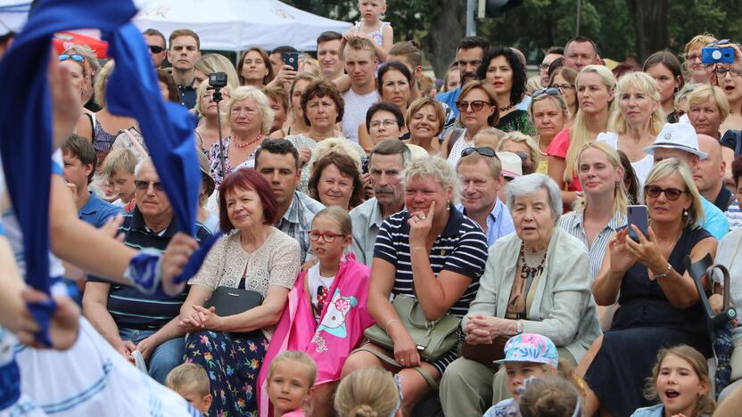 Uostamiestis skendi muzikos ir šokių garsuose