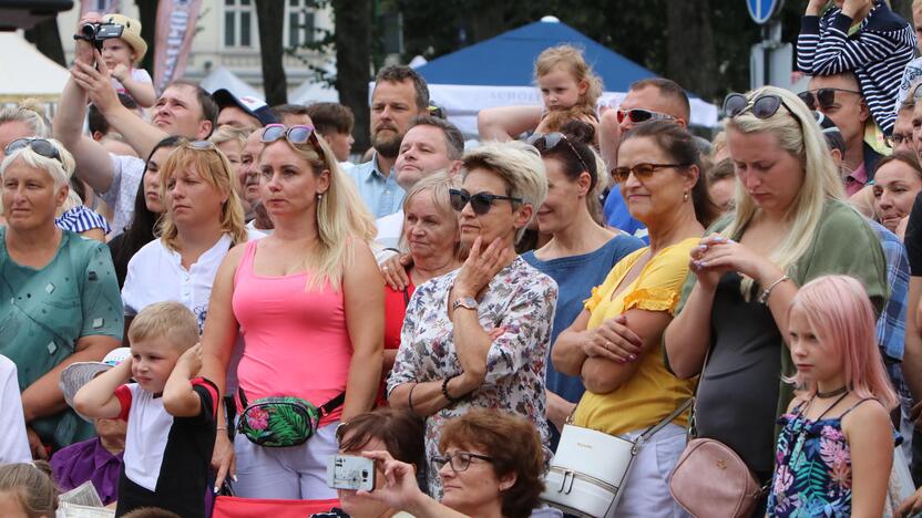 Uostamiestis skendi muzikos ir šokių garsuose