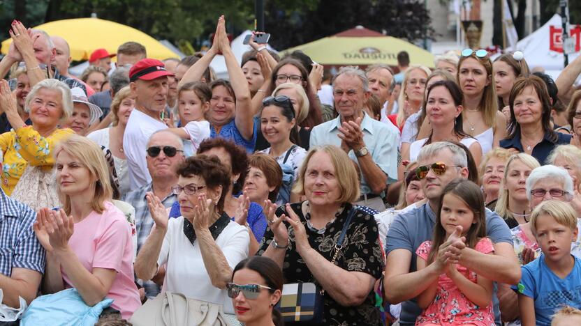 Uostamiestis skendi muzikos ir šokių garsuose