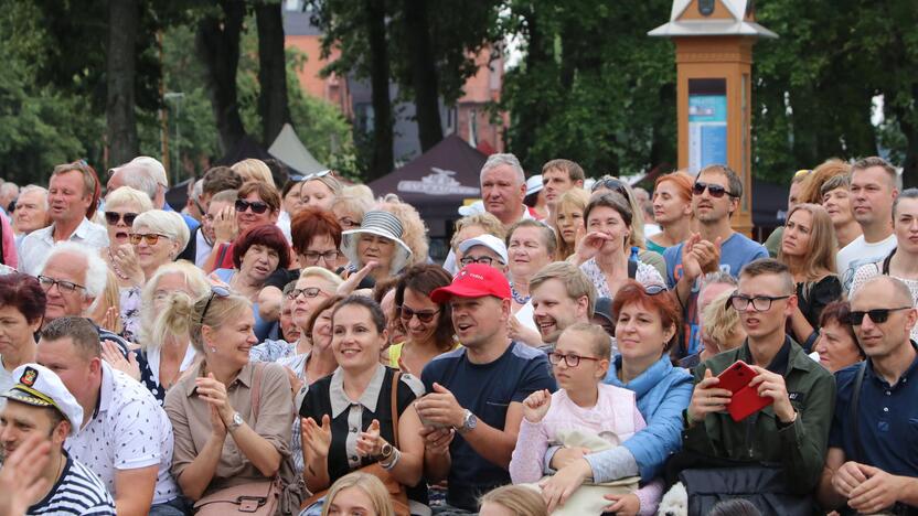 Uostamiestis skendi muzikos ir šokių garsuose