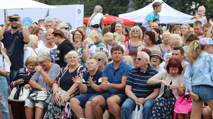 Uostamiestis skendi muzikos ir šokių garsuose