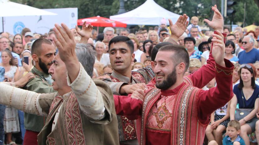 Uostamiestis skendi muzikos ir šokių garsuose