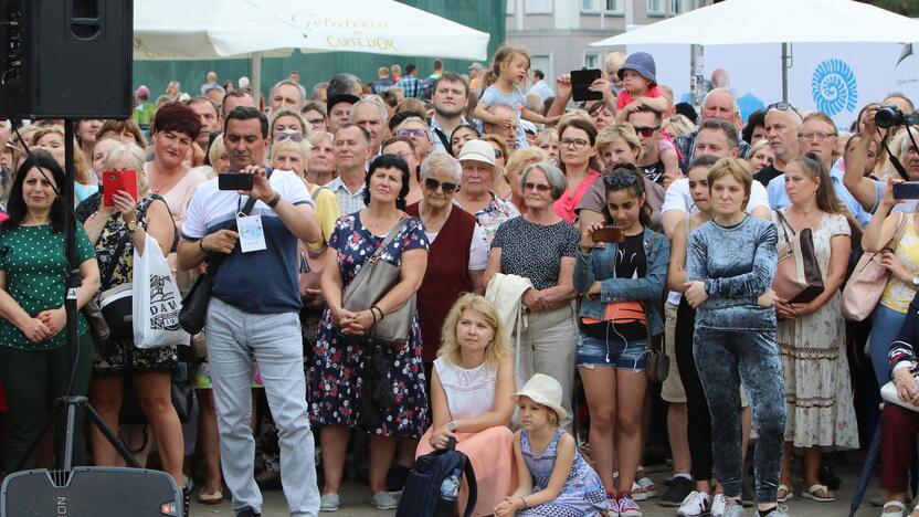 Uostamiestis skendi muzikos ir šokių garsuose