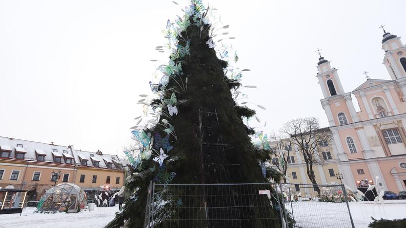 Kauno Rotušės aikštėje padegta miesto Kalėdų eglė