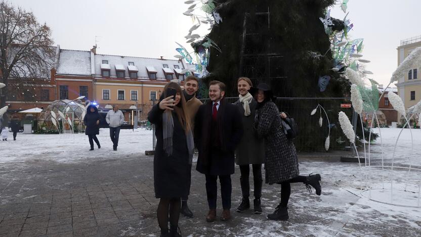 Kauno Rotušės aikštėje padegta miesto Kalėdų eglė