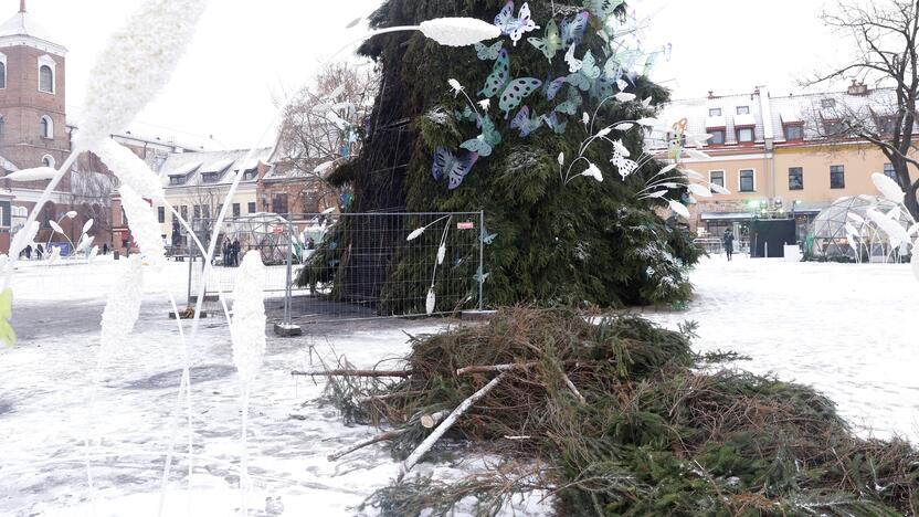 Kauno Rotušės aikštėje padegta miesto Kalėdų eglė