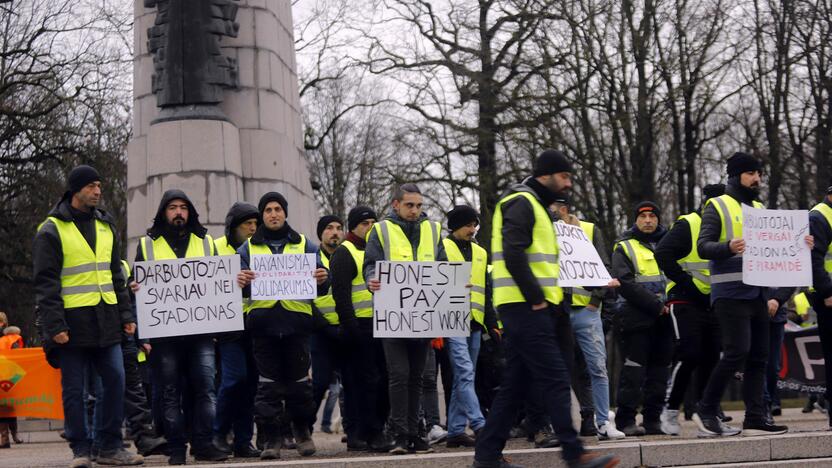 S. Dariaus ir S. Girėno stadioną stačiusių turkų protesto akcija