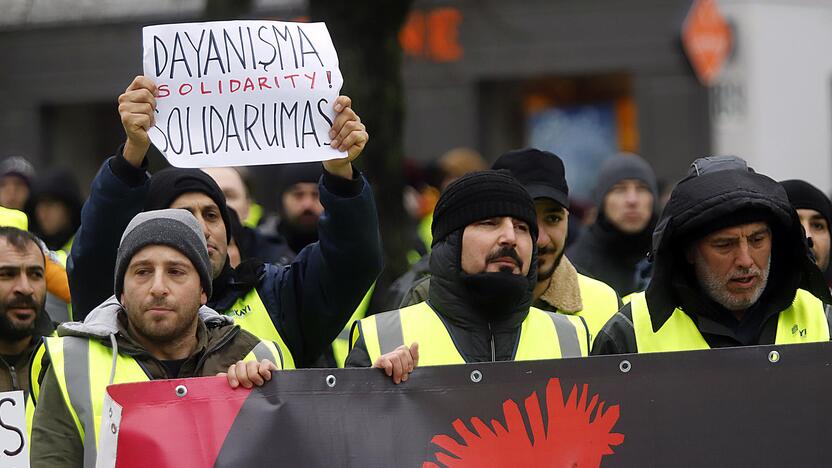 S. Dariaus ir S. Girėno stadioną stačiusių turkų protesto akcija