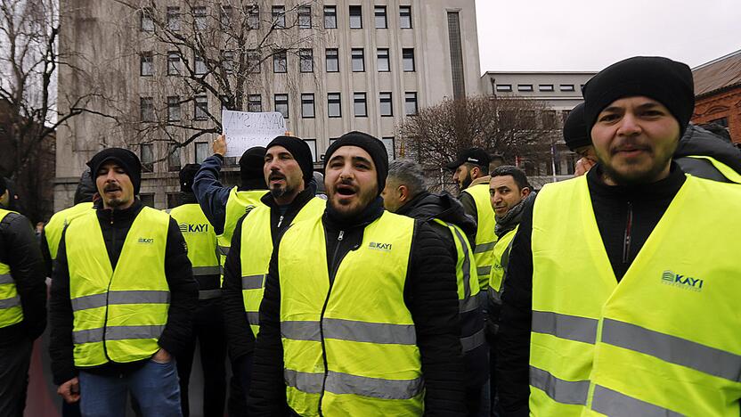 S. Dariaus ir S. Girėno stadioną stačiusių turkų protesto akcija