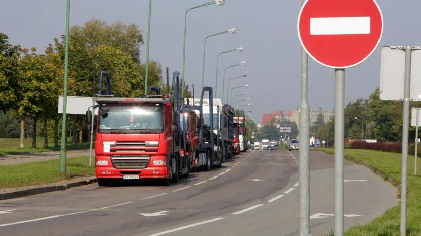 Nesikeičia: trečiadienį Šilutės plente buvo matyti besidriekiančios vilkikų eilės.