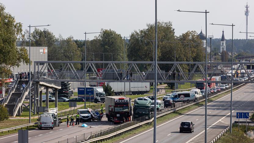 Žiauri avarija ties Vieviu: susidūrė du vilkikai, vienas jų užmušė kelininką