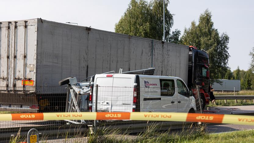 Žiauri avarija ties Vieviu: susidūrė du vilkikai, vienas jų užmušė kelininką