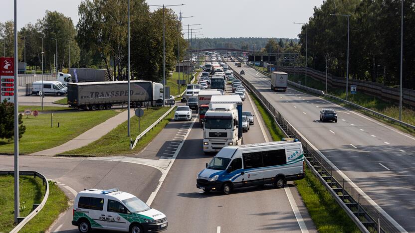 Žiauri avarija ties Vieviu: susidūrė du vilkikai, vienas jų užmušė kelininką