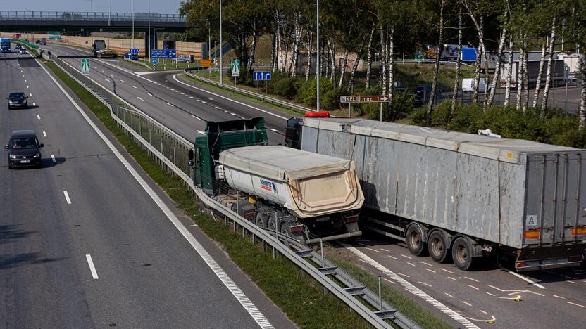 Žiauri avarija ties Vieviu: susidūrė du vilkikai, vienas jų užmušė kelininką