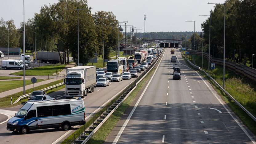 Žiauri avarija ties Vieviu: susidūrė du vilkikai, vienas jų užmušė kelininką