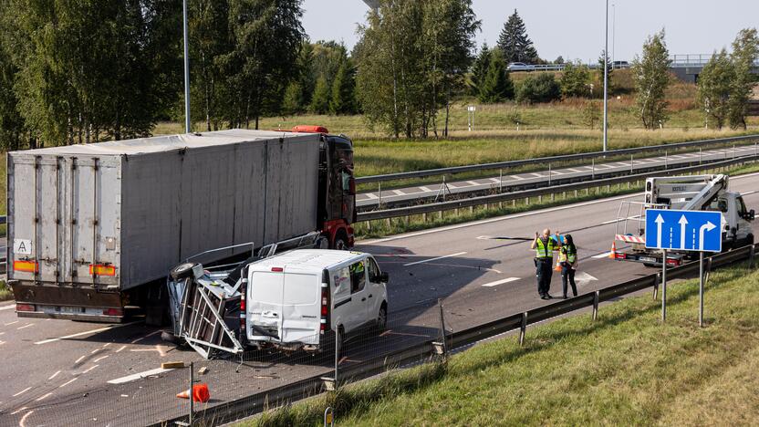 Žiauri avarija ties Vieviu: susidūrė du vilkikai, vienas jų užmušė kelininką