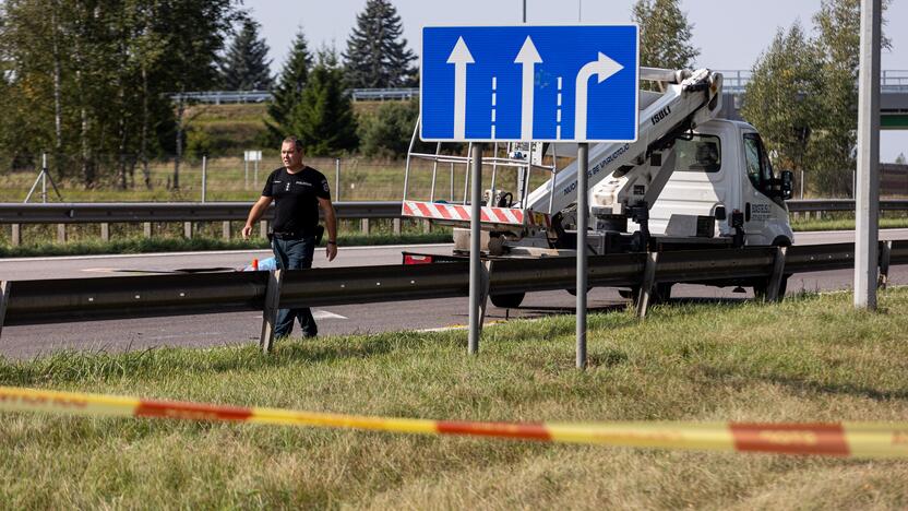 Žiauri avarija ties Vieviu: susidūrė du vilkikai, vienas jų užmušė kelininką