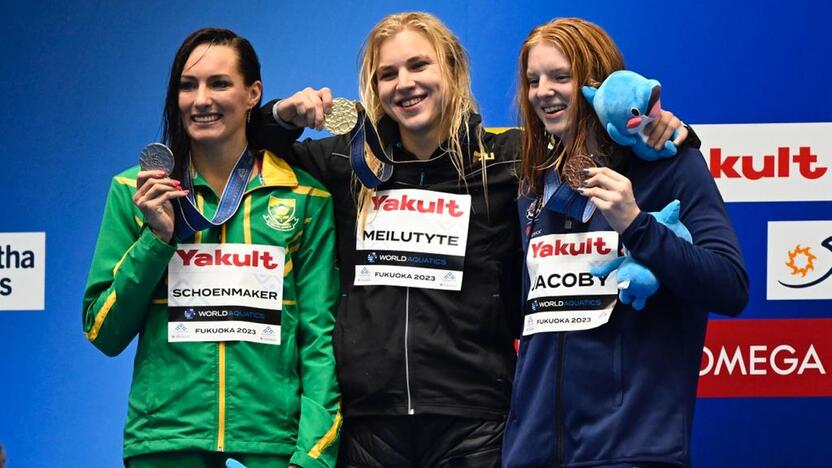 Finalininkės: pasaulio čempionato 100 m plaukimo krūtine varžybų medalius išsidalijo (iš kairės) T. Schoenmaker, R. Meilutytė ir L. Jacoby.