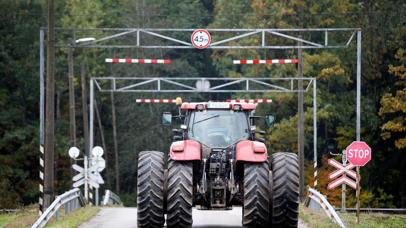 Neprasilenkia: siauriuose keliuose prasilenkiant su sunkiasvore technika kyla avarinių situacijų.