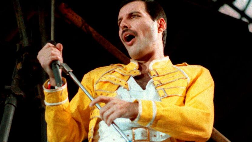 1946 — Zanzibare gimė grupės „Queen“ vokalistas Freddie Mercury.