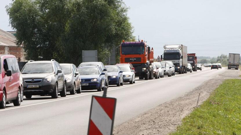 Spūstys: vairuotojai keikia kelią iš Dituvos į Klaipėdą, ten prasidėjo remontas tuo pačiu metu, kai uždaryta Rimkų pervaža.