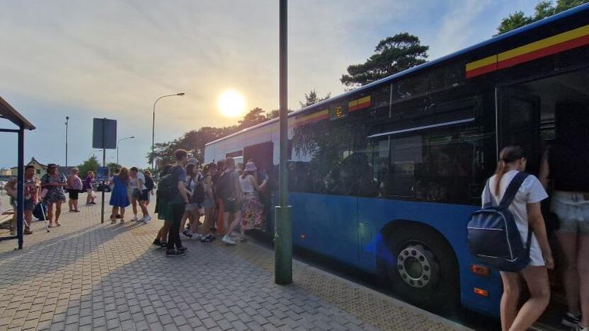 Sausakimša: keleiviai, važiavę iš Melnragės stotelės, vos tilpo į autobusą.