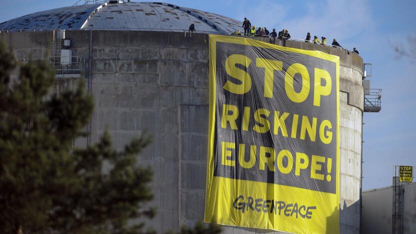 Aktyvistai pakabino transparantą su užrašu „Liaukitės kėlę riziką Europai“ ant vieno reaktoriaus bloko sienos.